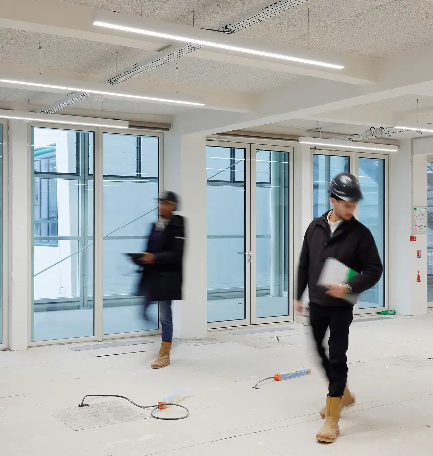 2 personnes travaillent sur un chantier