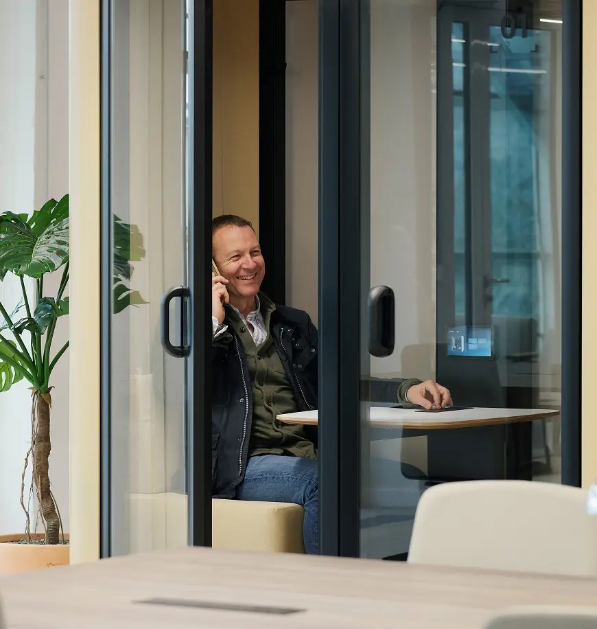 une personne est au téléphone