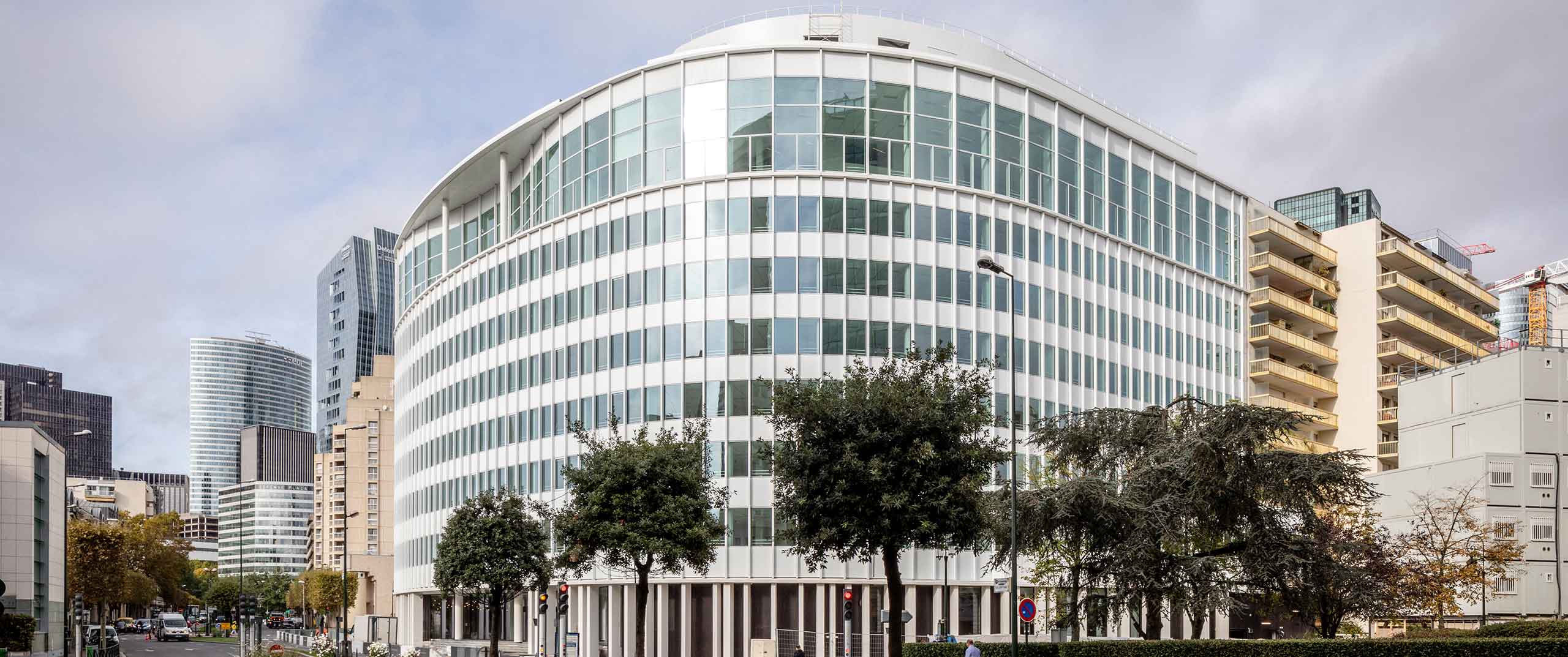 Façade du projet Sense à la Défense vue depuis la rue