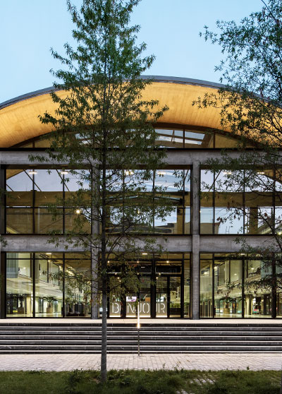 Photo de la façade de la Station F